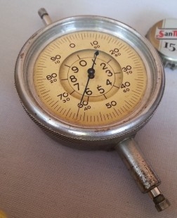 Micrómetro viejito de relojero. Funcionando. Buen estado. Old clocker micrometer for rent. Functioning. Utilería online.