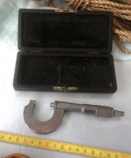 Antiguo  micrómetro en su estuche. Palmer