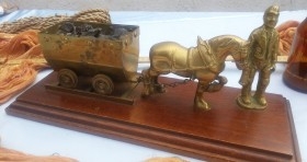 Escultura de escena minera. Caballo, carro y minero. En bronce.