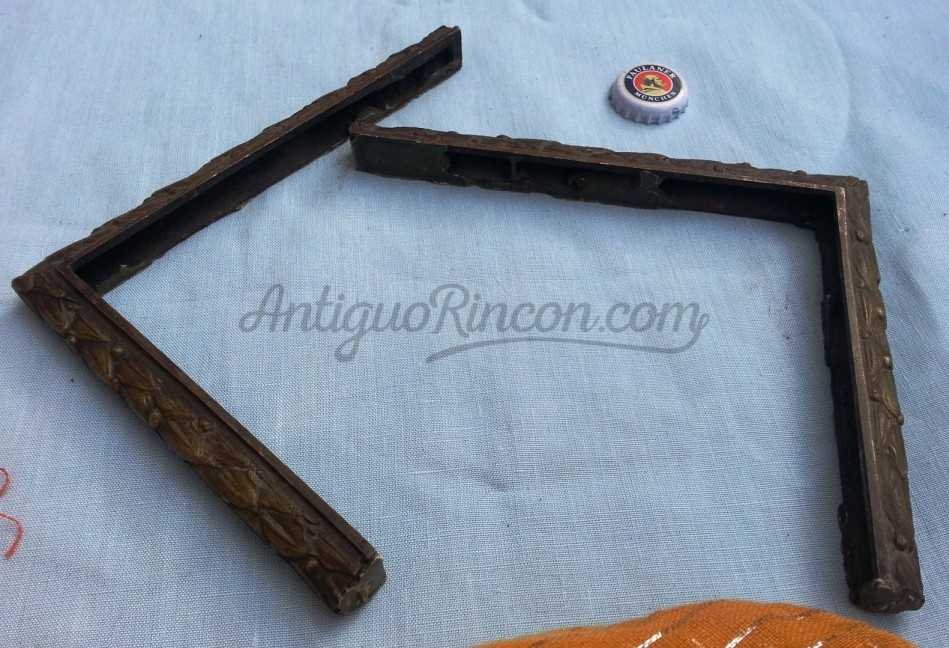 Pareja de viejas molduras fabricadas en bronce para decorar enmarcado