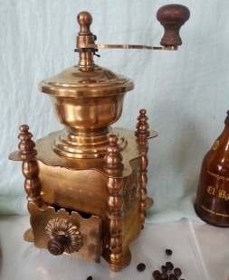 Maravilloso molinillo de café en bronce. 2 kg de peso. Gran pieza de colección.