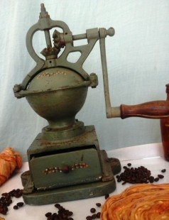 Molinillo de café antiguo. Marca Goldember. Impresionante. Old coffee grinder