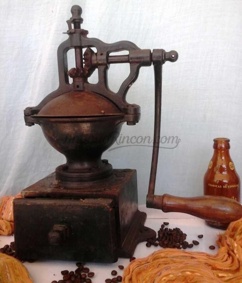 Antiguo molinillo de café. Peugeot Freres Breveten S.G.D.G. Old coffee grinder