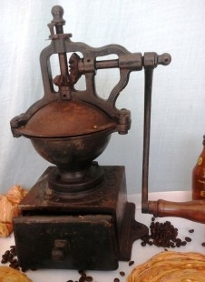 Antiguo molinillo de café. Peugeot Freres Breveten S.G.D.G. Old coffee grinder