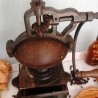 Antiguo molinillo de café. Peugeot Freres Breveten S.G.D.G. Old coffee grinder