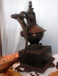 Antiguo molinillo de café. Peugeot Freres Breveten S.G.D.G. Old coffee grinder