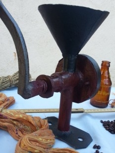 Antiguo molinillo de café. Rústico. De colección. Old coffee grinder.