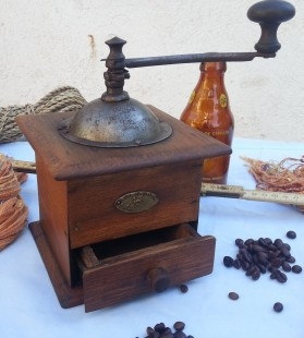 Antiguo molinillo de café. Marca Peugeot Freres. Maravilloso. Old coffee grinder