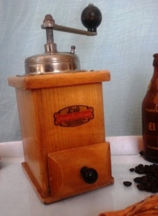 Viejo molinillo de café marca "Lehnartz". Madera de haya. .