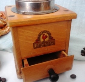 Molinillo de café marca "Lehnartz". Viejo. Madera de haya. .