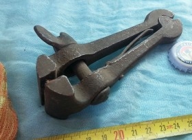 Tornillo de apriete. Mordaza para banco. Antigua herramienta.