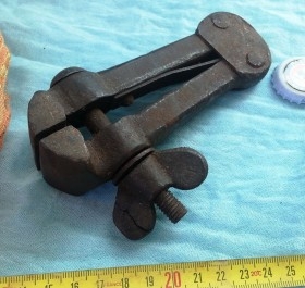 Tornillo de apriete para banco. Buen estado. Pinza apriete.