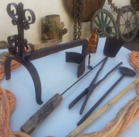 Morillo con accesorios para la chimenea. Antiguo conjunto de hierro en alquiler para decorados.