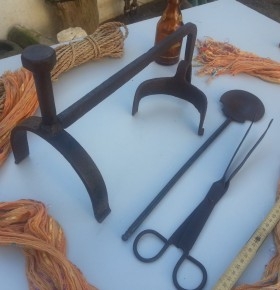 Antiguo morillo con accesorios para la chimenea. Props de cocina online.