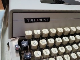 Máquina de escribir marca TRIUMPH GABRIELLE 25. No funciona.