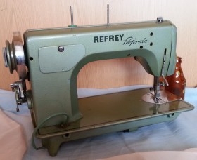 Máquina de coser vintage. Marca Refrey Preferida.