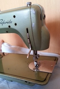 Máquina de coser vintage. Marca Refrey Preferida.