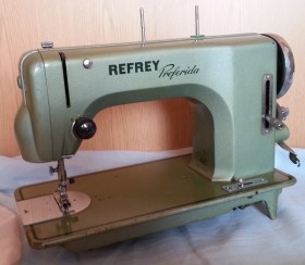 Máquina de coser vintage. Marca Refrey Preferida.