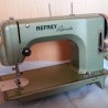 Máquina de coser vintage. Marca Refrey Preferida.