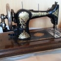 Máquina de coser marca Jones.