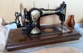 Máquina de coser marca Jones.