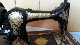 Máquina de coser marca Jones.