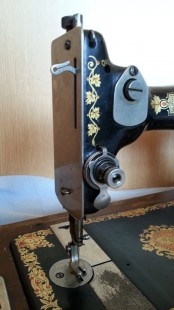 Máquina de coser marca Jones.