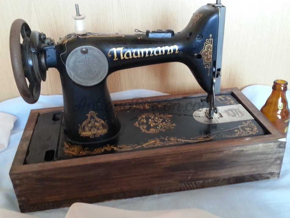 Máquina de coser antigua marca Naumann.