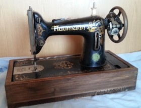 Máquina de coser antigua marca Naumann.