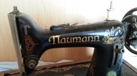 Máquina de coser antigua marca Naumann.