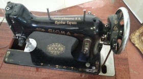 Máquina de coser marca Singer. Antigua. Completa. Buen estado.