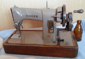 Antigua máquina de coser marca Singer. A manubrio.