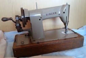 Antigua máquina de coser marca Singer. A manubrio.