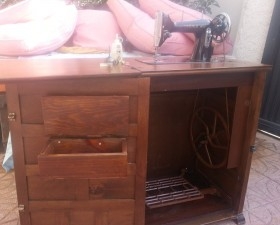 Máquina de coser Sigma. Con mueble madera. Tipo castellano. A pedal.