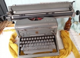 Máquina de escribir marca imperial. Británica. Antigua. Preciosa. No funciona bien.