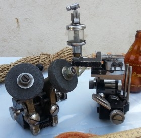 Conjunto viejo de mecanismos para hacer llaves. Maquinaria para cine.