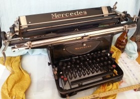 Máquina escribir marca Mercedes. Antigua. Gran formato. Old typewriter for rent. Props de maquinarias de época.