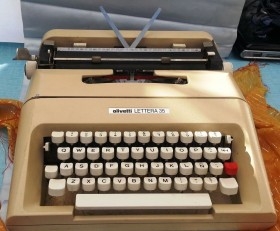 Vieja máq. De escribir Olivetti Lettera 35