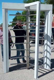 Torno de control de paso. Enorme máquina para control de paso de personas.