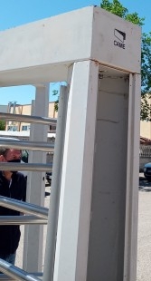 Torno de control de paso. Enorme máquina para control de paso de personas.