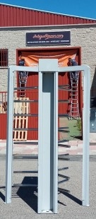 Torno de control de paso. Enorme máquina para control de paso de personas.