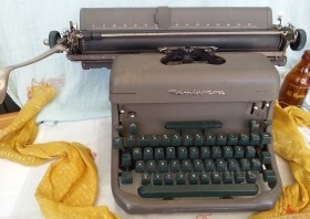 Vieja máq. De escribir marca Remington. Años 70