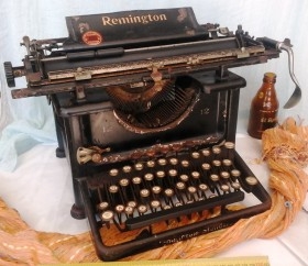 Antigua máquina escribir marca Remington. Muy viejita y oxidada