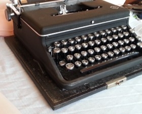 Máquina escribir antigua. Marca Torpedo. Años 60.