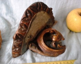 Ménsula, cornisa de noble madera muy antigua. Precioso tallado ornamental.
