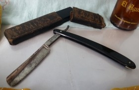 Navaja de afeitar antigua. Marca Fonged Ground. Old shaving penknife. Atrezzo barbería para películas.