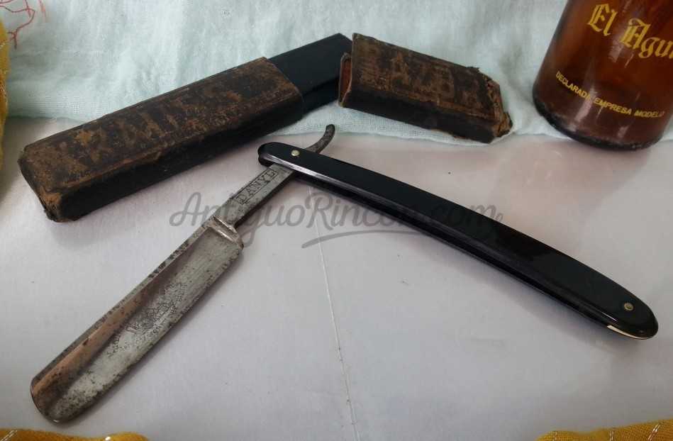 Navaja de afeitar antigua. Marca Fonged Ground. Old shaving penknife. Atrezzo barbería para películas.