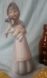 Porcelana de niña con oveja. Sin marca de fabricante. Preciosa figura.