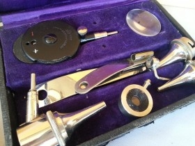 Oftalmoscopio, otoscopio antiguo. No está completo. Old ophthalmoscope. Objetos médicos en alquiler para series.
