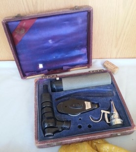 Antiguo oftalmoscopio y otoscopio. Marca Keller. Old ophthalmoscope. Props hospitalarios para series.